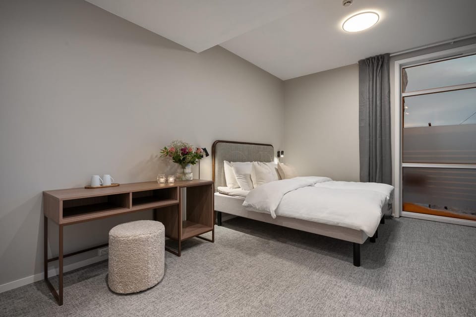 Bed, Living room, Photo of the whole room, Seating area, Bedroom, towels