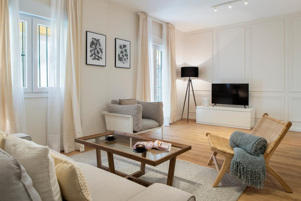 Facade/entrance, TV and multimedia, Living room, Lobby or reception