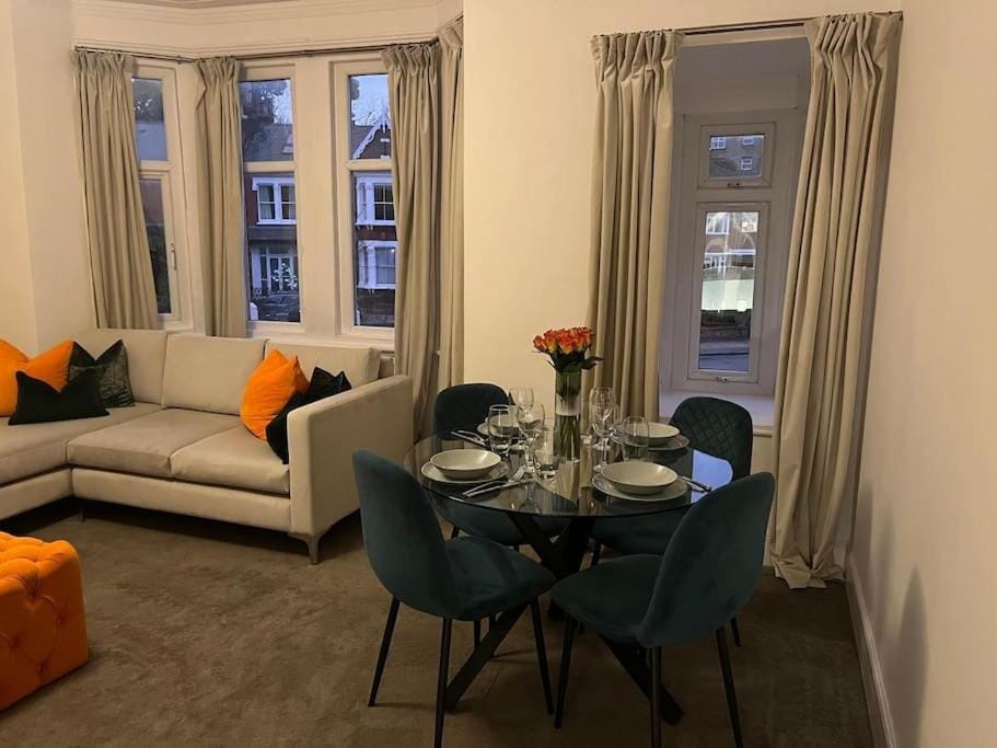 Beautiful 2 Bed Centrally Located Flat Close to 3 Stations Apartment in London Borough of Southwark