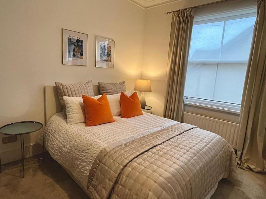 Beautiful 2 Bed Centrally Located Flat Close to 3 Stations Apartment in London Borough of Southwark