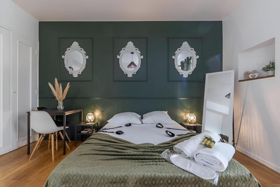 Romantique Room balneo Apartment in Grenoble