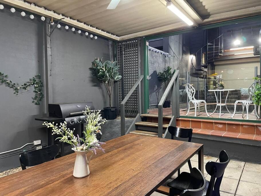 Country in City Darling Harbour Retreat Pool House in Sydney