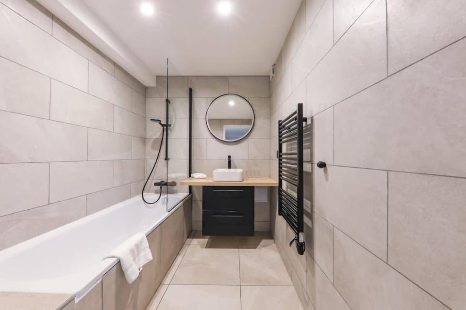 Urban Retreat Brand-New Duplex 2-Bedroom Apartment in Paris