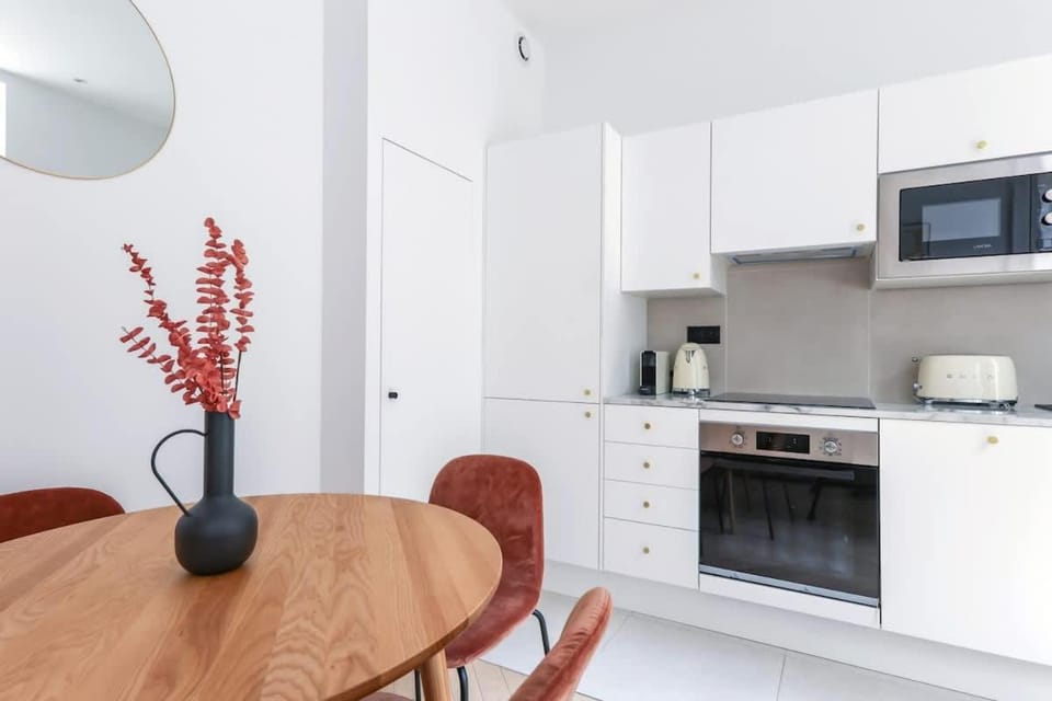 Urban Retreat Brand-New Duplex 2-Bedroom Apartment in Paris
