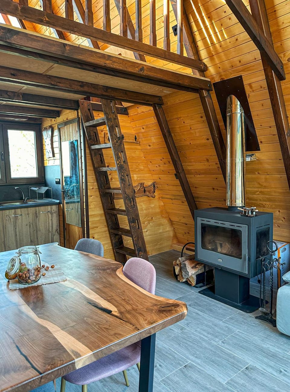 Living room, Seating area, Dining area, fireplace
