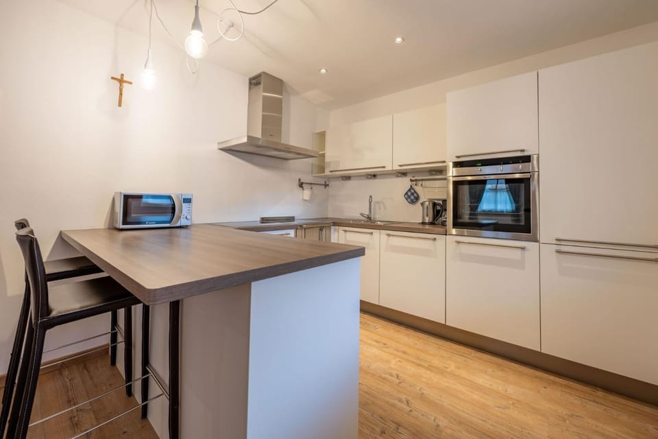 Kitchen or kitchenette, Dining area, dishwasher, oven, stove