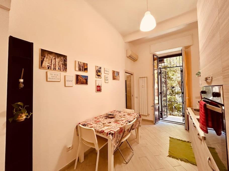 Kitchen or kitchenette, Dining area, oven, stove