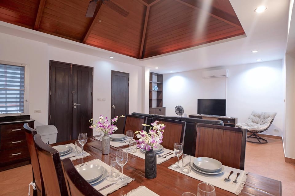 TV and multimedia, Living room, Seating area, Dining area