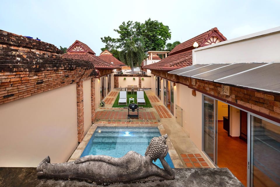 Property building, Patio, Day, Swimming pool, sunbed