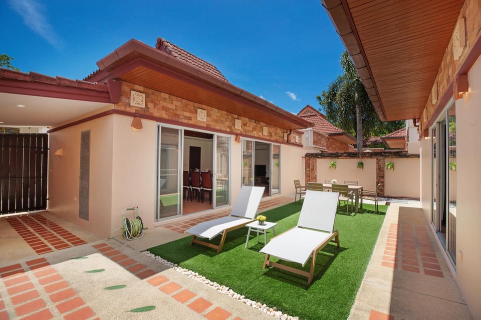 Property building, Patio, Balcony/Terrace, Seating area, sunbed