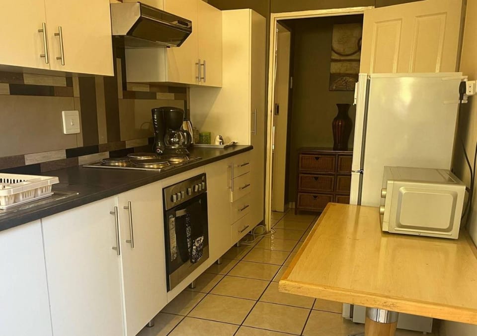 Coffee/tea facilities, Dining area, Communal kitchen, microwave, oven, stove, toaster