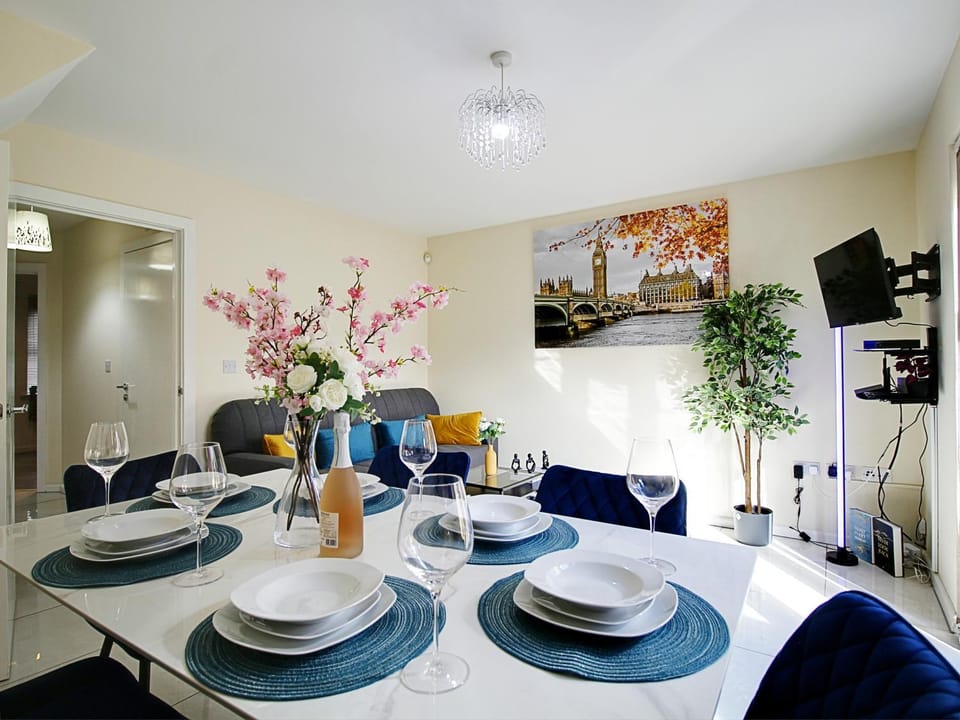 Communal lounge/ TV room, TV and multimedia, Living room, Seating area, Dining area, Evening entertainment