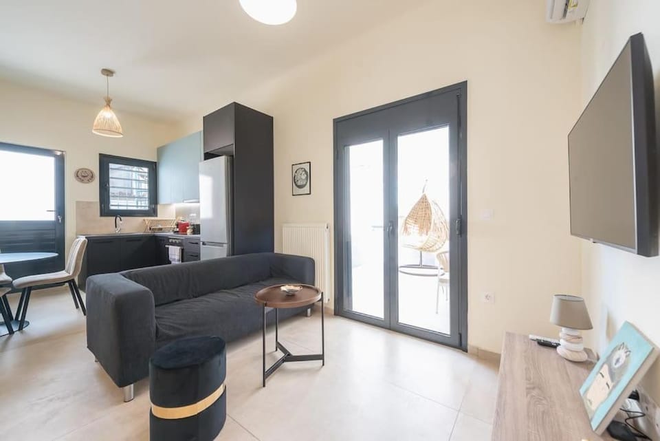 TV and multimedia, Kitchen or kitchenette, Living room, Photo of the whole room, Seating area