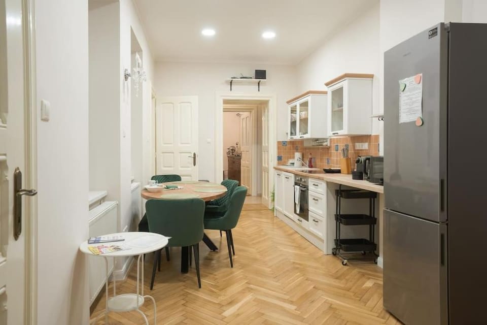 Green Kalvin Apartment in Budapest