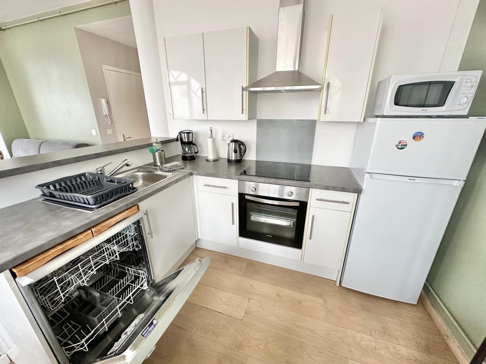 Coffee/tea facilities, Kitchen or kitchenette, dishwasher, microwave, oven, stove