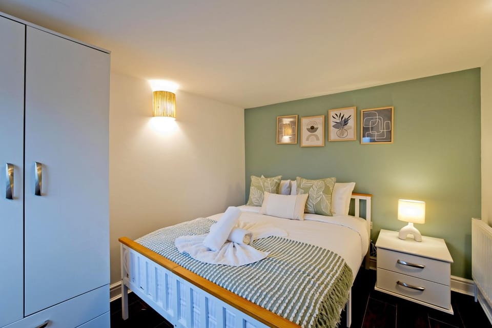 Bed, Photo of the whole room, Bedroom, towels, wardrobe
