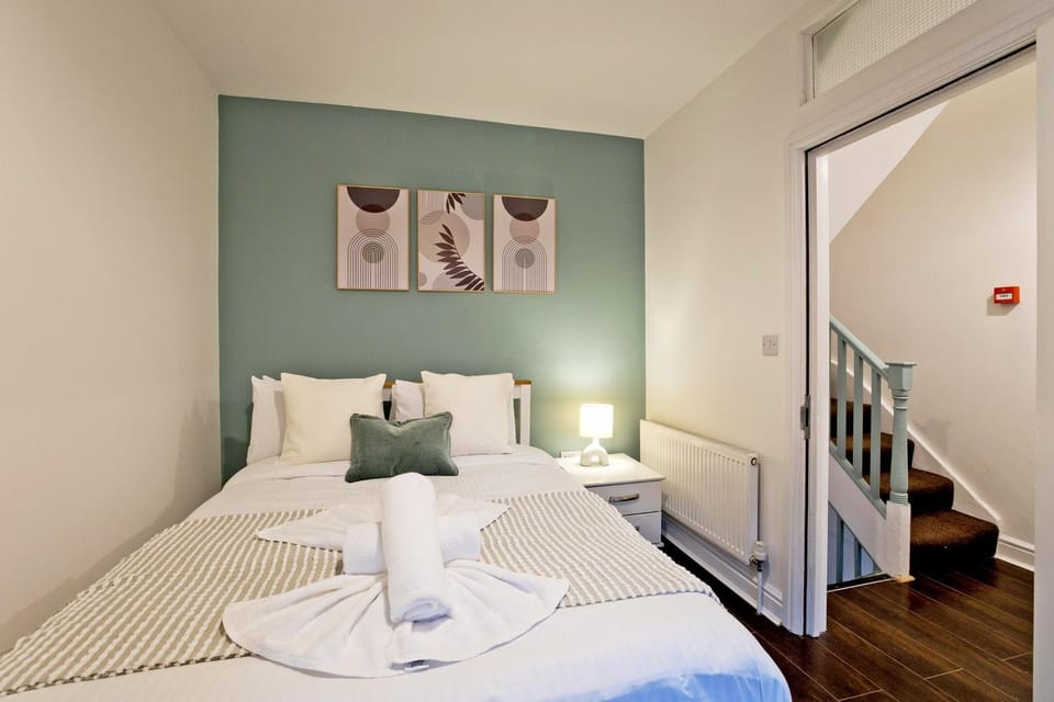 Bed, Photo of the whole room, Bedroom, towels