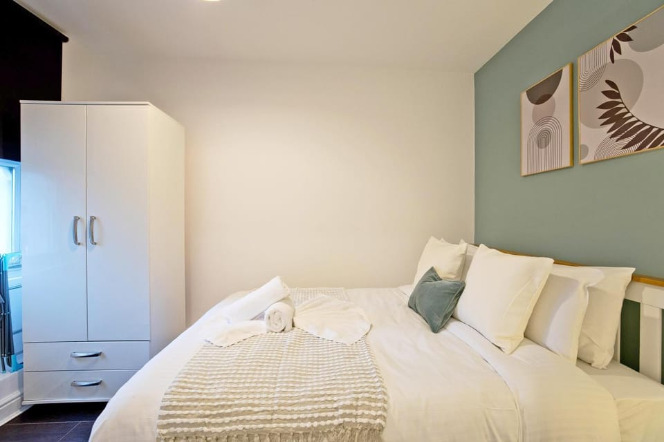 Bed, Photo of the whole room, Bedroom, towels, wardrobe