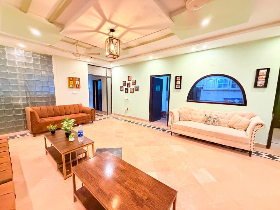 Travellers Arc Apartment F-11 Bed and Breakfast in Islamabad Capital Territory