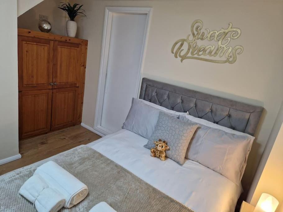 Bed, Bedroom, towels, wardrobe