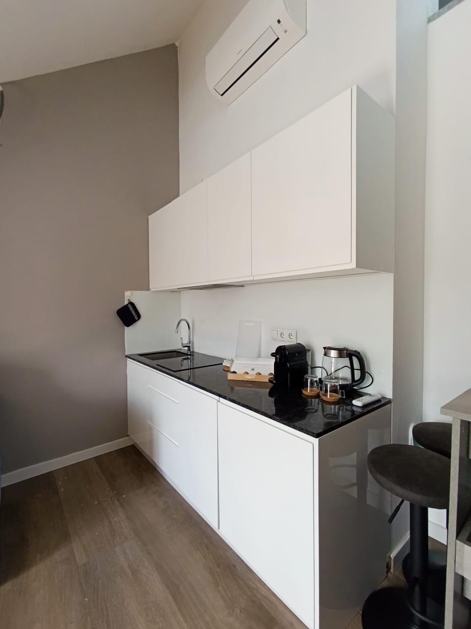 Kitchen or kitchenette, minibar, stove