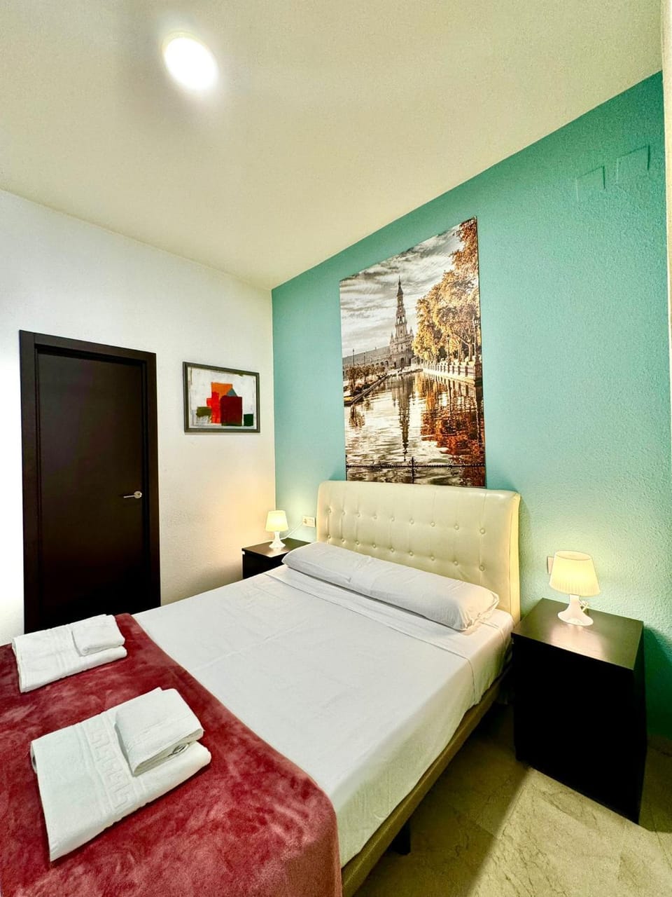 Bed, Photo of the whole room, Bedroom, towels
