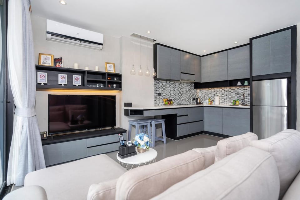 Kitchen or kitchenette, Living room, Seating area, Dining area, stove