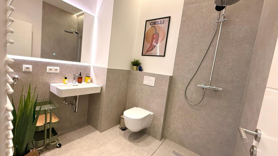 BeckHomes Munich- Large 210 sqm Central Apartment- 7 BR, 6Baths, 3 Kitchens, Up to 18 Guests Apartment in Munich