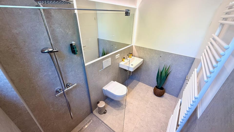BeckHomes Munich- Large 210 sqm Central Apartment- 7 BR, 6Baths, 3 Kitchens, Up to 18 Guests Apartment in Munich