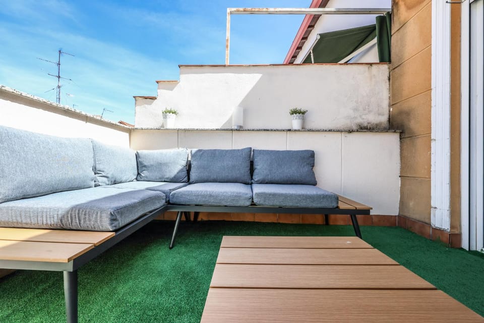 atico reformado con terraza en tirso de molina para 4 personas ALQUILER TEMPORAL Apartment in Centro