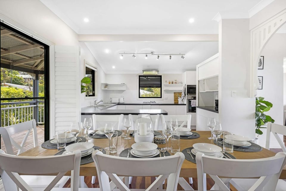 Kitchen or kitchenette, Seating area, Dining area
