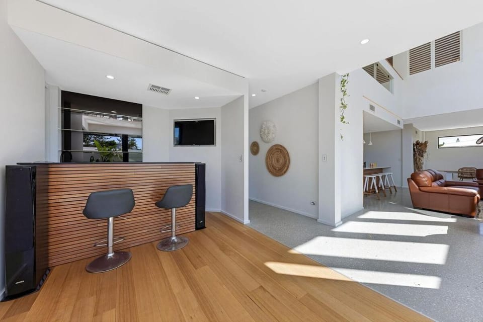 Lounge or bar, minibar