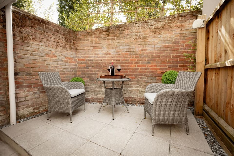 Patio, Day, Balcony/Terrace, Seating area