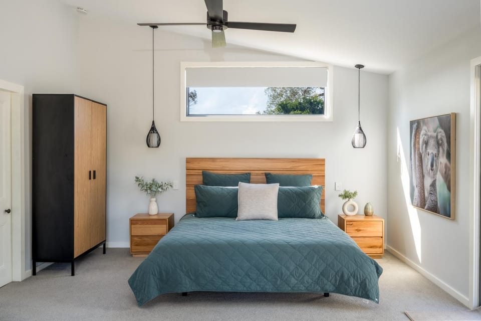 Bed, Photo of the whole room, Bedroom, fireplace, wardrobe