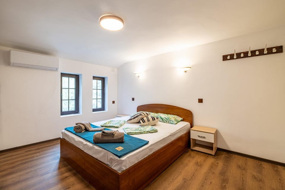 Bed, Photo of the whole room, Bedroom, towels, air conditioner