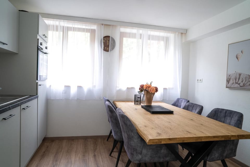 Dining area, kitchen