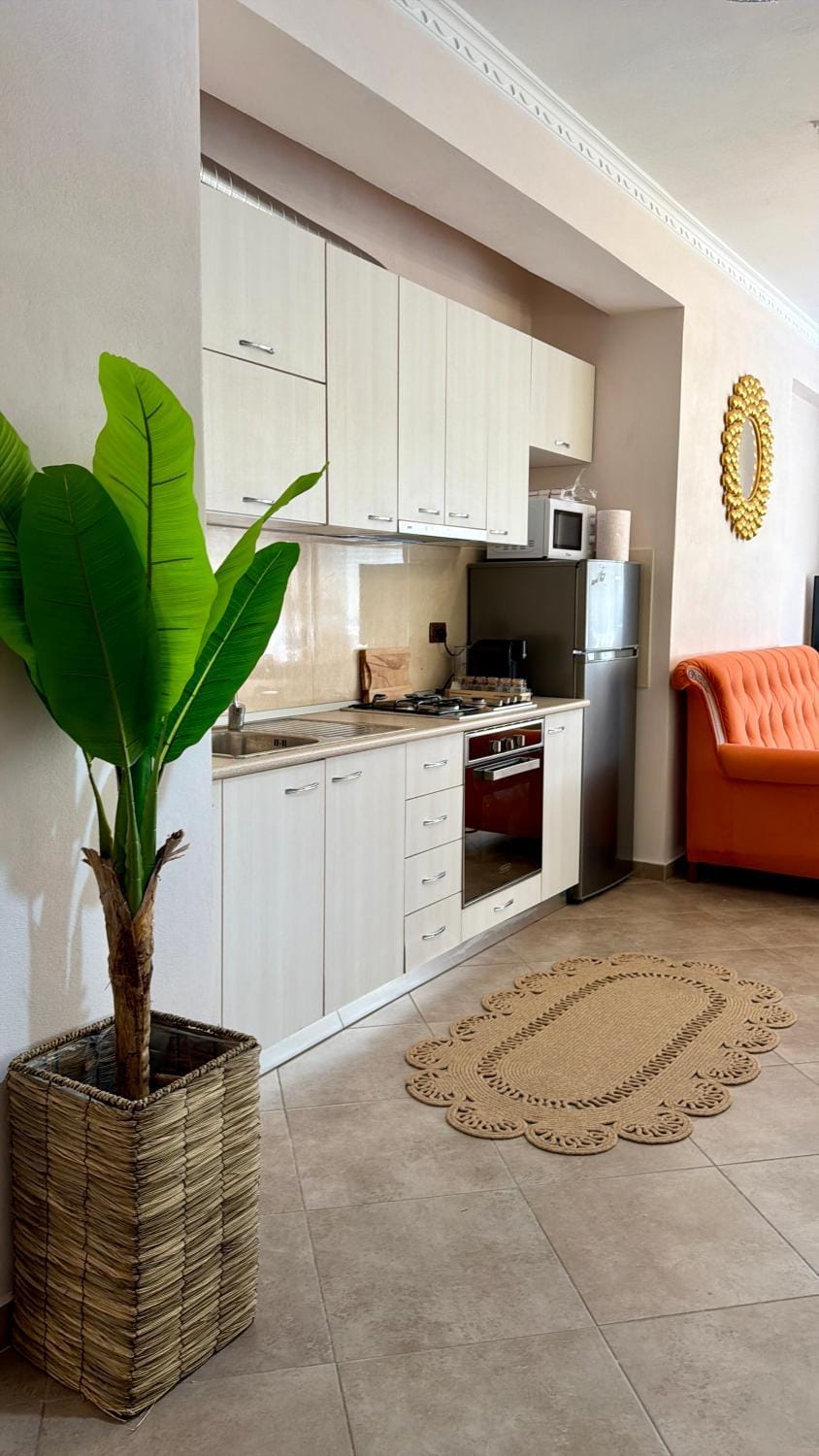 Kitchen or kitchenette, Living room, oven, pet friendly
