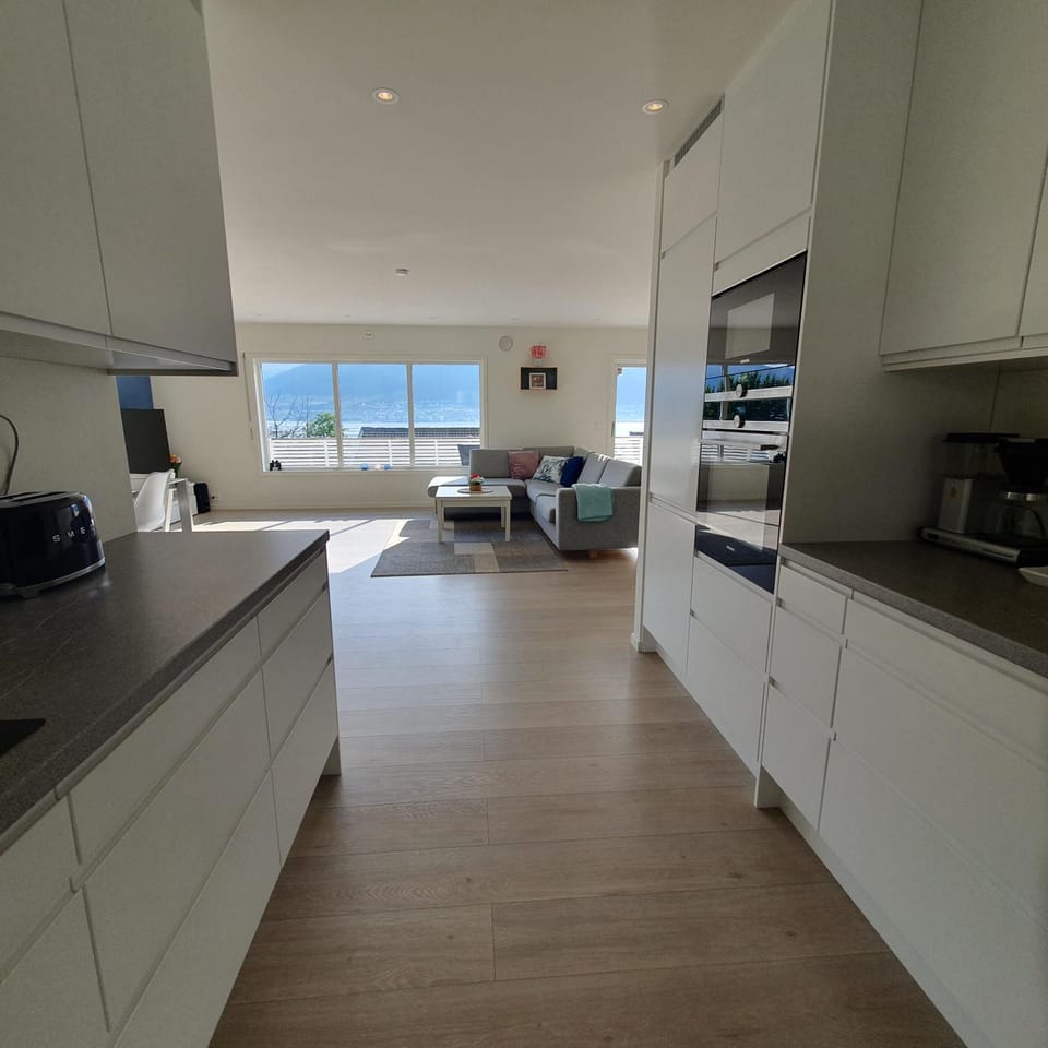 Coffee/tea facilities, Kitchen or kitchenette, dishwasher, stove, toaster