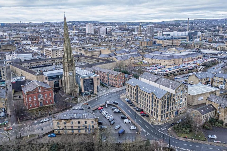 Property building, Bird's eye view, City view, Location, Parking
