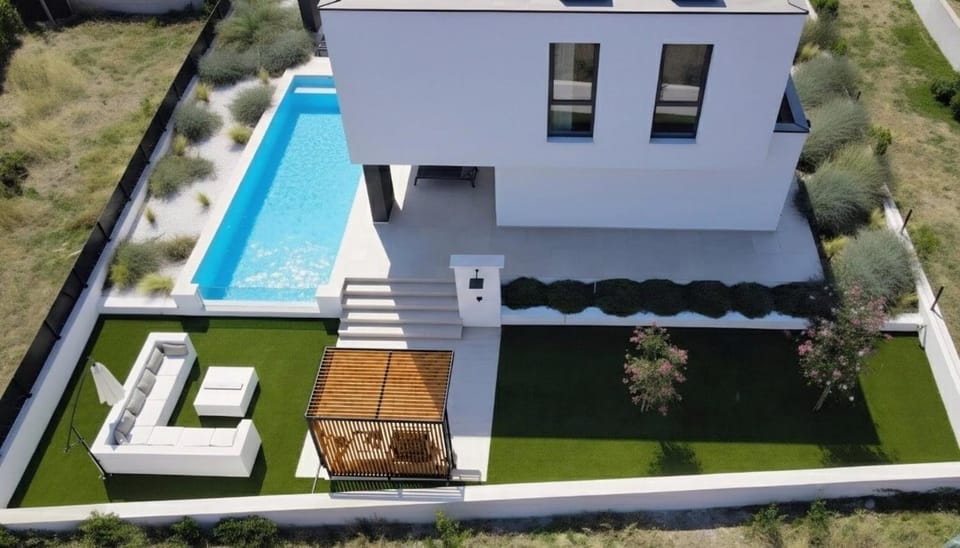 Property building, Day, Pool view, Swimming pool, sunbed