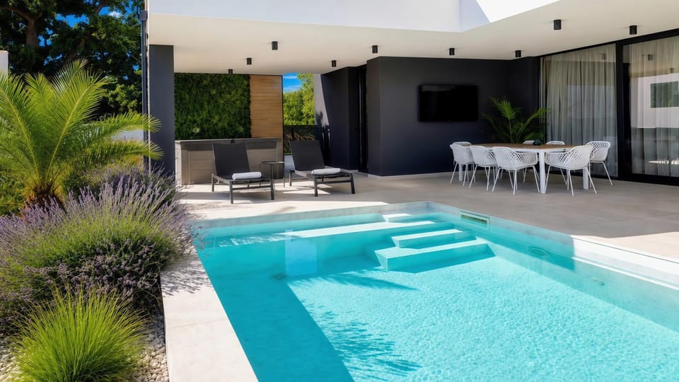 Communal lounge/ TV room, Day, Pool view, Swimming pool, sunbed