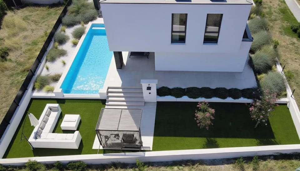 Property building, Patio, Day, Garden, Pool view, Swimming pool, sunbed