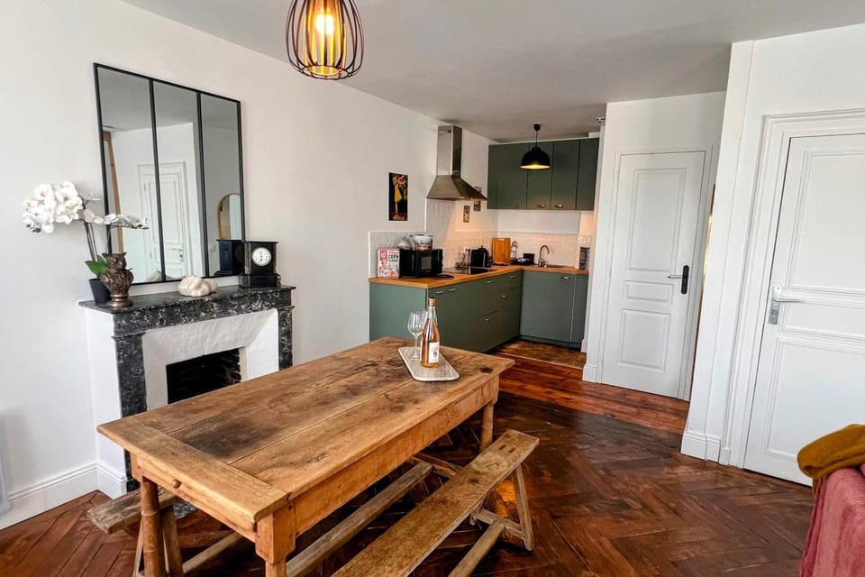 Kitchen or kitchenette, Dining area, stove