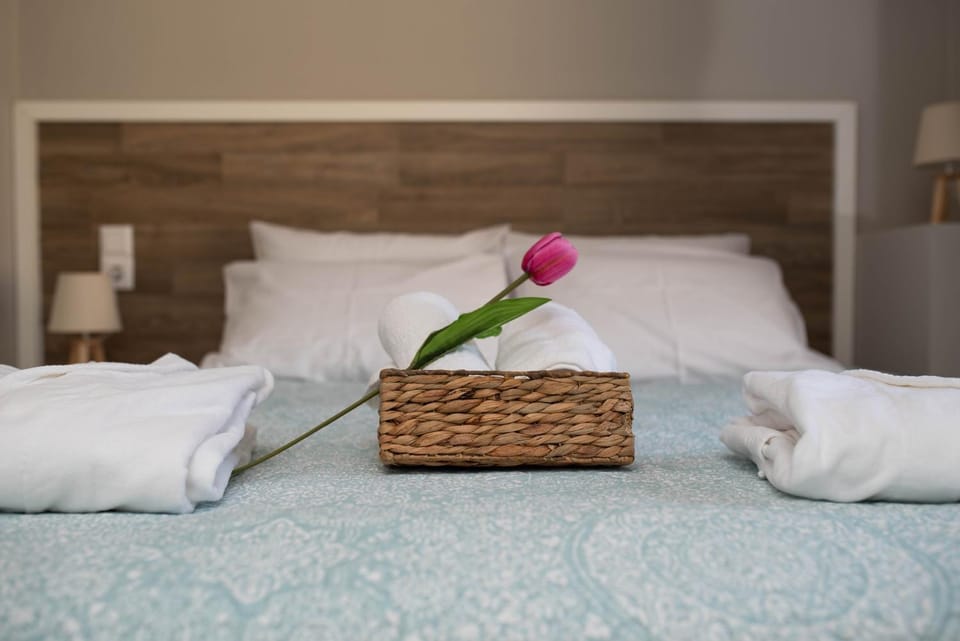 Bed, Bedroom, towels