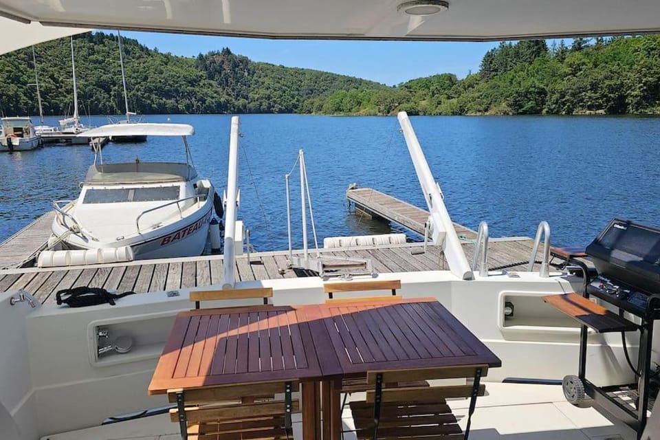 Nuits insolites sur un bateau 12m en pleine nature Docked boat in Auvergne-Rhône-Alpes
