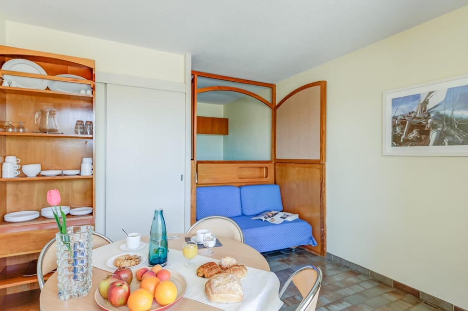 Kitchen or kitchenette, Living room, Food and drinks, Seating area, Dining area, Food