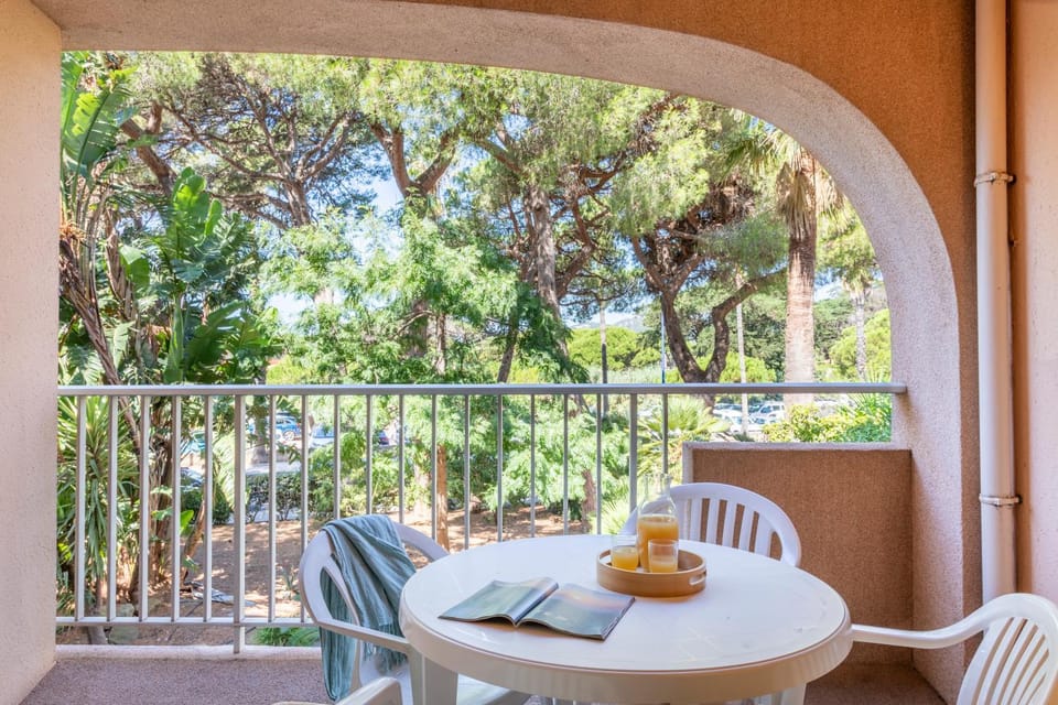 Patio, Day, View (from property/room), Balcony/Terrace, Living room, Food and drinks, Seating area, Dining area, Food