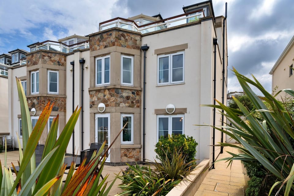 Property building, Off site, Day, Garden, Garden view
