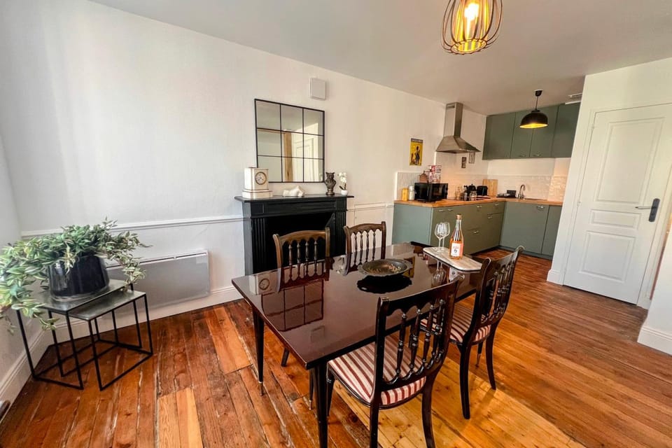 Kitchen or kitchenette, Dining area, stove