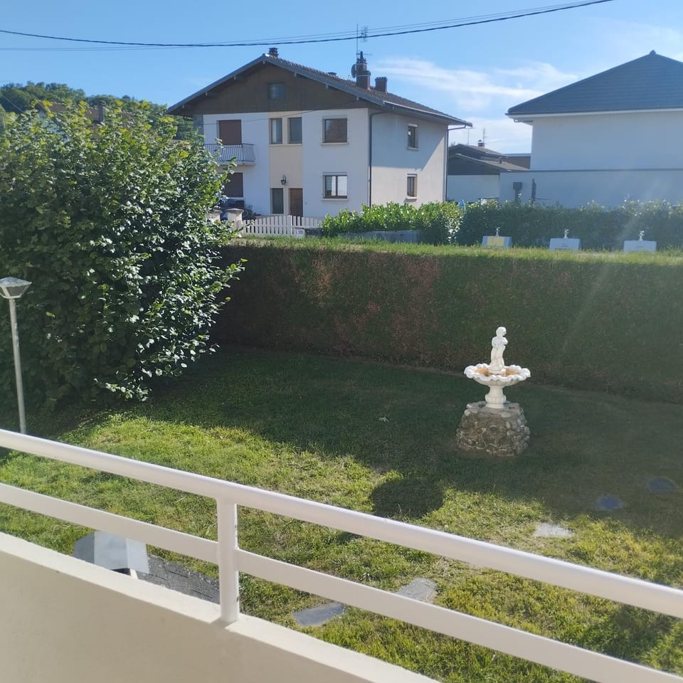 Appartement verdoyant au bord du lac Leman entre Evian et Thonon dans une Villa Apartment in Haute-Savoie